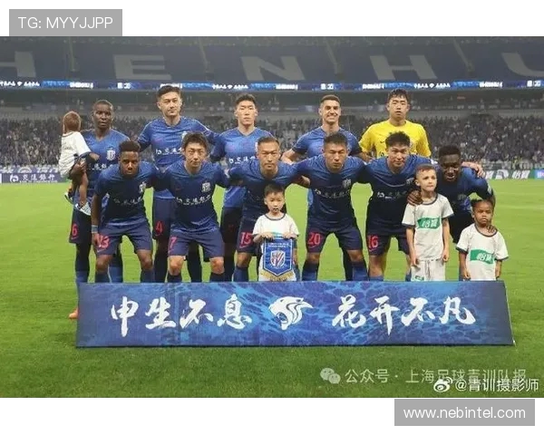 上海海港与上海申花激战正酣 双方为荣誉与胜利拼搏全力以赴 上海海港与上海申花激战正酣 双方为荣誉与胜利拼搏全力以赴