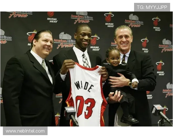 德维恩韦德辉煌篮球生涯与热火时期的荣耀与影响力 德维恩韦德辉煌篮球生涯与热火时期的荣耀与影响力